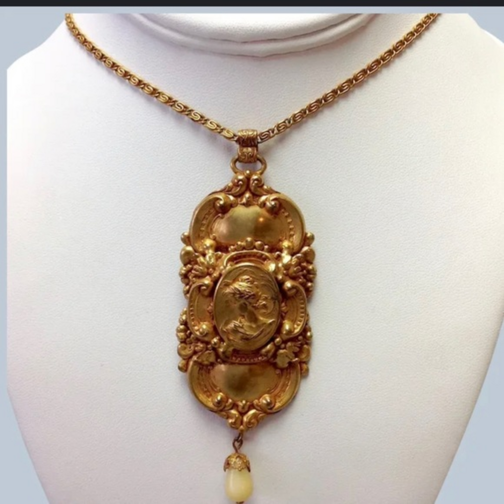 Art‎ Nouveau Style Gold Pendant with dangling Pearl